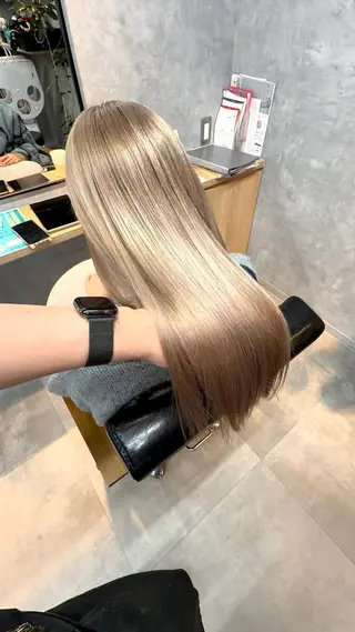 ロング motoトップカラー リスト/ブリーチカラのヘアスタイル