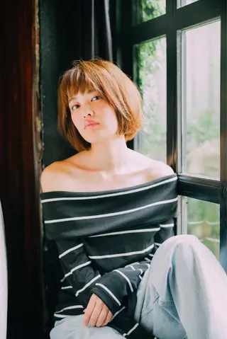 ミディアム 佐藤 香織のヘアスタイル