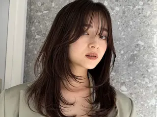ミディアム ハイトーン💎 ホワイトベージュ坪谷のヘアスタイル
