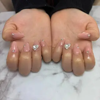 salon UNE LMA見習いスタッフのネイルデザイン