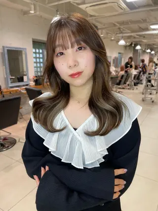 ロング レイヤーカット✖️ 柔らかベージュカラーのヘアスタイル