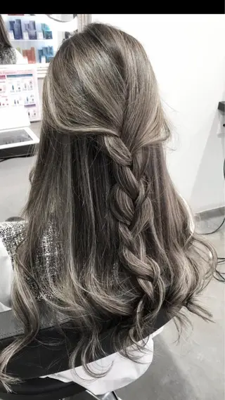 セミロング カラー LOOP hairのヘアスタイル