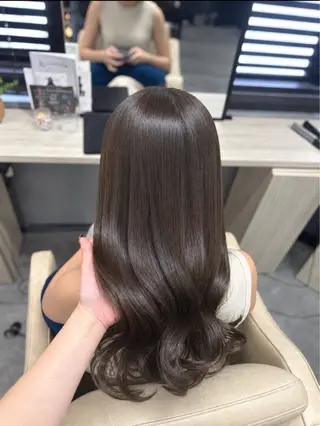 ロング カラー 羽成 優衣菜のヘアスタイル