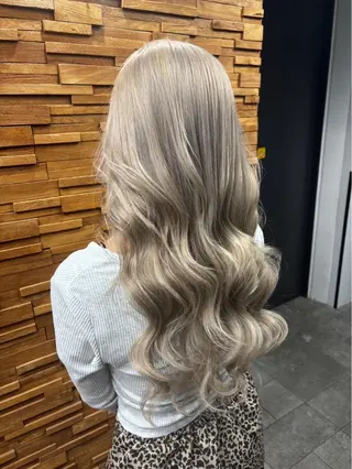 ロング RIEブリーチ& エクステ特化型のヘアスタイル