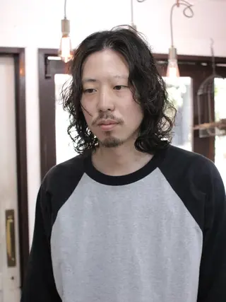 ミディアム パーマ メンズ 再現性大人メンズヘア 毛流れパーマ木村陸弥のヘアスタイル