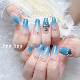 ネイル 🦋 Queenieのネイルデザイン