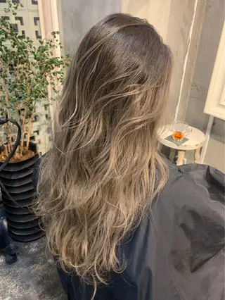 ロング カラー ミルクティーベージュ ブリーチ 店長 清水のヘアスタイル