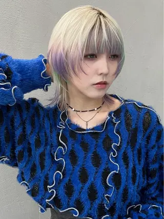 ミディアム カラー イツク ⚡️ ルーツ/ハイトーンのヘアスタイル