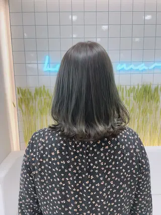 ミディアム 透明感オリーブ🫒/ ブリーチなしWカラーのヘアスタイル