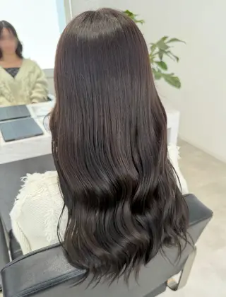 セミロング カラー 岡田 詠のヘアスタイル
