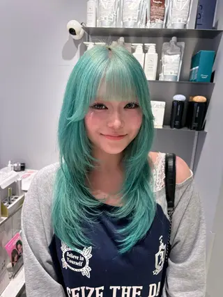 セミロング カラー NANA🦖 ハイトーンデザインのヘアスタイル