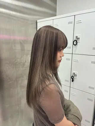 ロング カラー 抜け感レイヤー︴ ニュアンスカラーのヘアスタイル