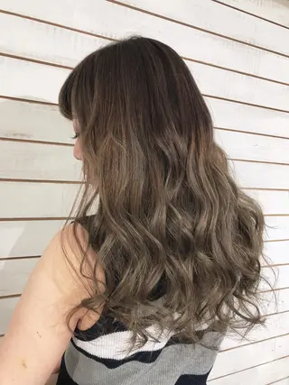 セミロング カラー ヘアアレンジ 🦋美髪／エクステ 🦋アベイクミのヘアスタイル