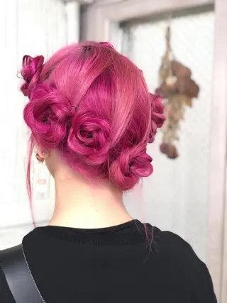 セミロング カラー パーマ ヘアアレンジ 推し活専用 【派手髪】飯野ゆかりのヘアスタイル