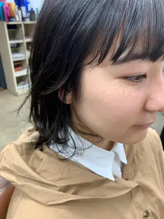 ミディアム 相田 優子のヘアスタイル