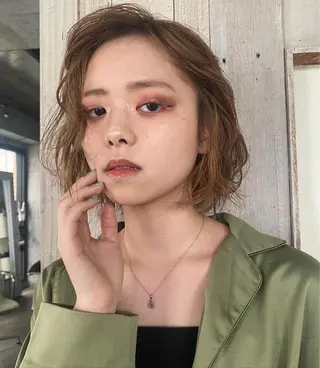 ショート ブリーチカラー/ブロ ンドレイヤーカットのヘアスタイル
