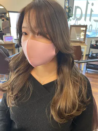 ロング レイヤーカット、 大人可愛い　中村美羅のヘアスタイル