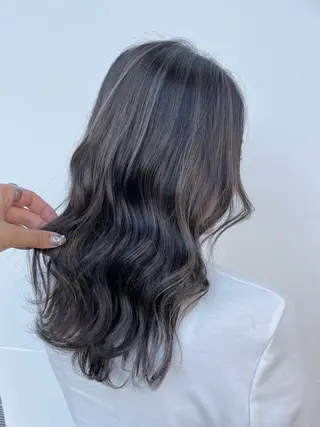 ロング カラー ワダ モエナのヘアスタイル