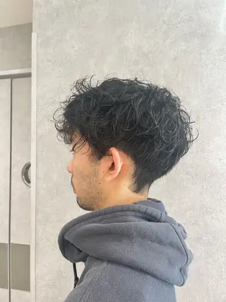 パーマ メンズ 巖本 真希のヘアスタイル