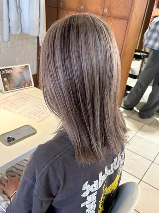 ミディアム 💫レイヤーカット 💫ブリーチ💫サキのヘアスタイル