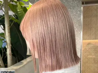 ショート ハイトーン💎 ホワイトベージュ坪谷のヘアスタイル