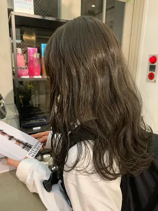 ミディアム カラー ハイトーンボブ 前田 表参道　グレージュのヘアスタイル