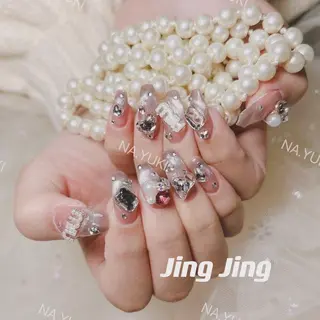 ネイル 🦋 Queenieのネイルデザイン