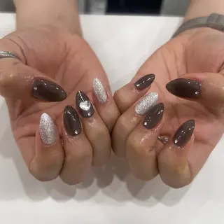 ネイル SHIORI🐈⬛ 韓国⌇ワンホンネイルのネイルデザイン