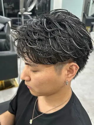 ショート 韓国風 白髪ぼかし NAOTOのヘアスタイル
