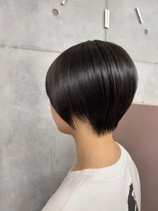 ショート ヒナ/レイヤーカット 艶感ワンカラーのヘアスタイル