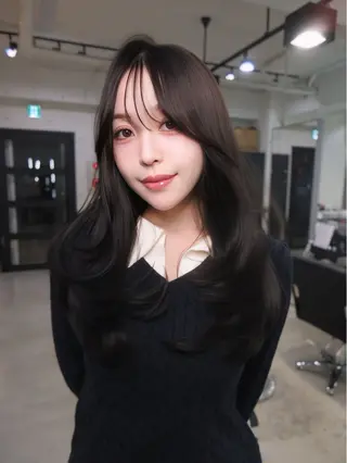 ロング カラー レイヤーカット 透明感カラーのヘアスタイル