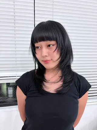 ロング カラー 縮毛ブリーチ／黒染め 複雑履歴／ホワイトのヘアスタイル