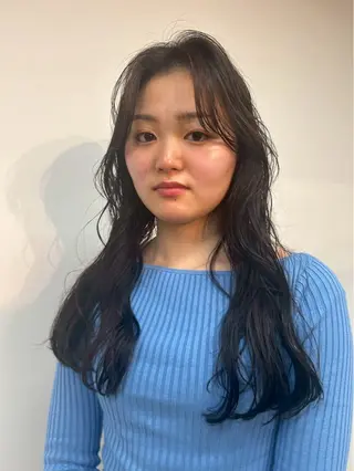 ロング パーマ 安達 咲のヘアスタイル