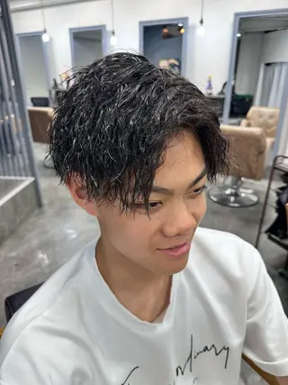 パーマ メンズ センターパート/ニュ アンス/フェザー特化のヘアスタイル
