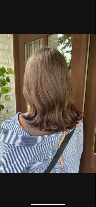 セミロング qpulaあいみ 透明感カラーのヘアスタイル