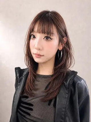 ミディアム MOE レイヤー/新宿三丁目のヘアスタイル