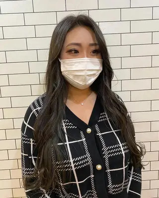ロング カラー TAI透明カラー 柔らかい縮毛矯正のヘアスタイル