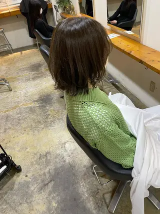 ミディアム カラー MIOベージュカラー 柔らかいカラーのヘアスタイル