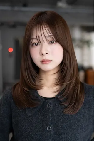セミロング まとまるレイヤー カット/透明感カラーのヘアスタイル