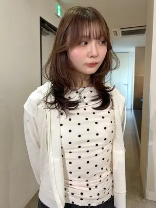 ミディアム カラー mizuki/ピンク ベージュ.レイヤーのヘアスタイル