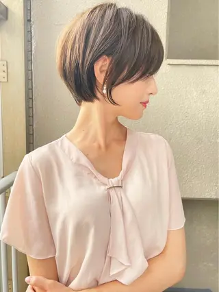 ショート 透明感オリーブ🫒/ ブリーチなしWカラーのヘアスタイル