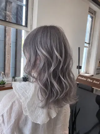 ミディアム カラー 白阪 真子のヘアスタイル