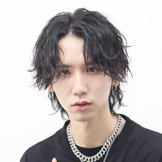 ミディアム カラー パーマ メンズ 🔥メンズ極🔥韓国 シャドウ/波巻き柿崎のヘアスタイル