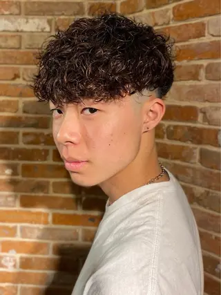 ミディアム パーマ メンズ 猪井 明のヘアスタイル
