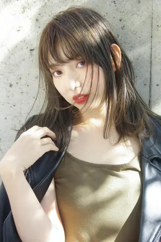 ミディアム HITOMI .のヘアスタイル