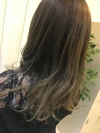 セミロング カラー shi hoのヘアスタイル
