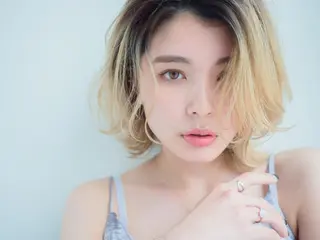 ショート シールエクステ/ ハイトーンカラーのヘアスタイル
