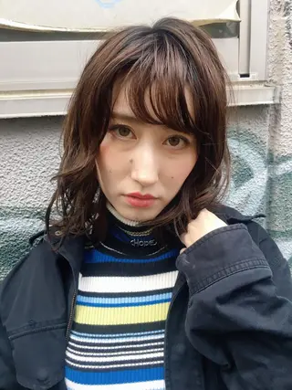 セミロング カラー ウルフカット／吉村 桃子のヘアスタイル