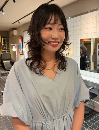 ミディアム パーマ ニュアンスパーマ🪿 透明感カラー岩波ゆいのヘアスタイル