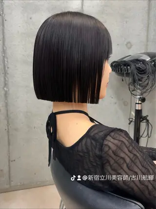 ショート カラー 切りっぱなしボブ レイヤー/縮毛矯正のヘアスタイル